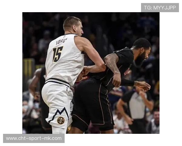 粉丝冲进球场亲吻球星！安保没拦住